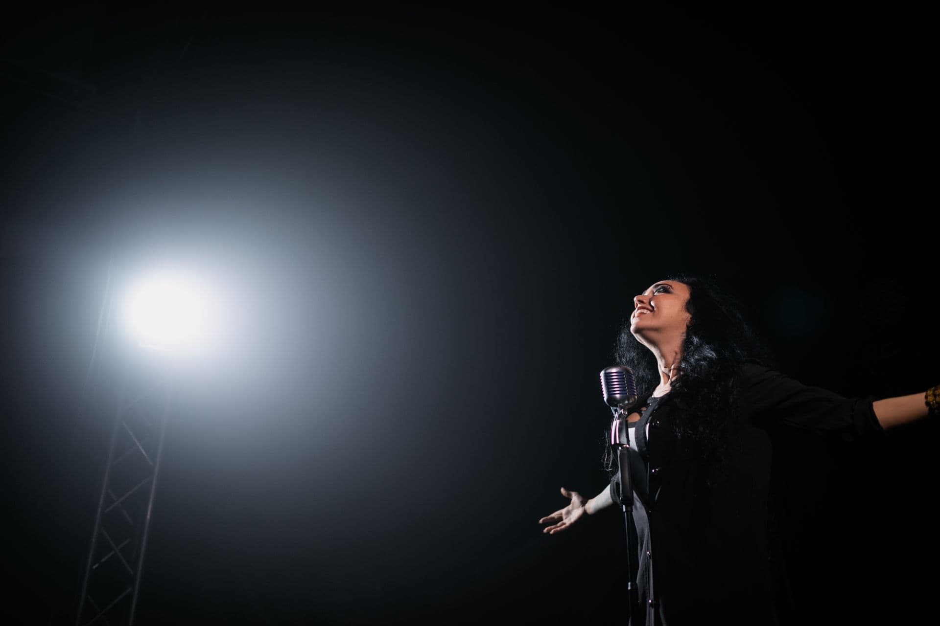 Chanteuse en concert sous un projecteur