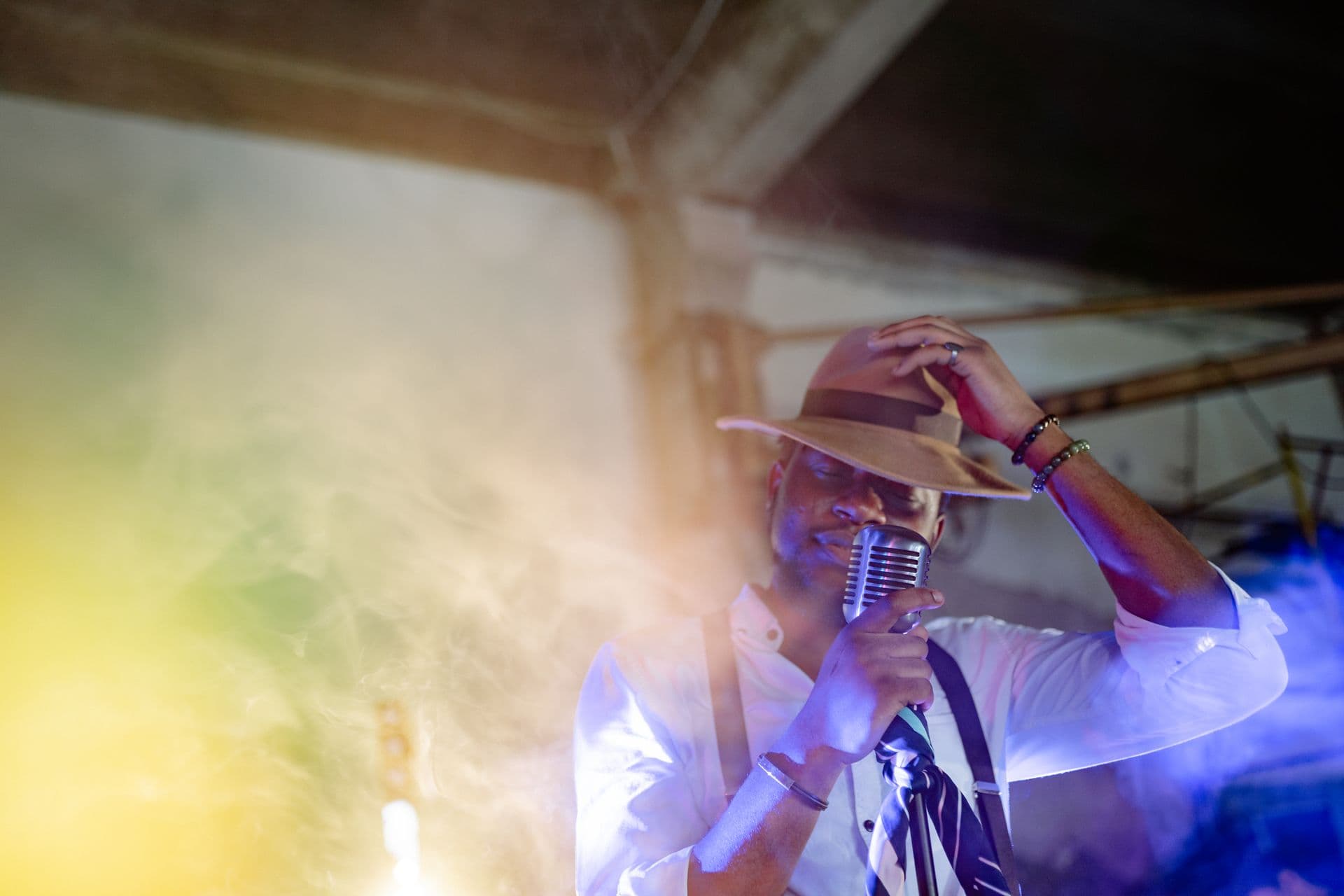 Chanteur de jazz au micro vintage