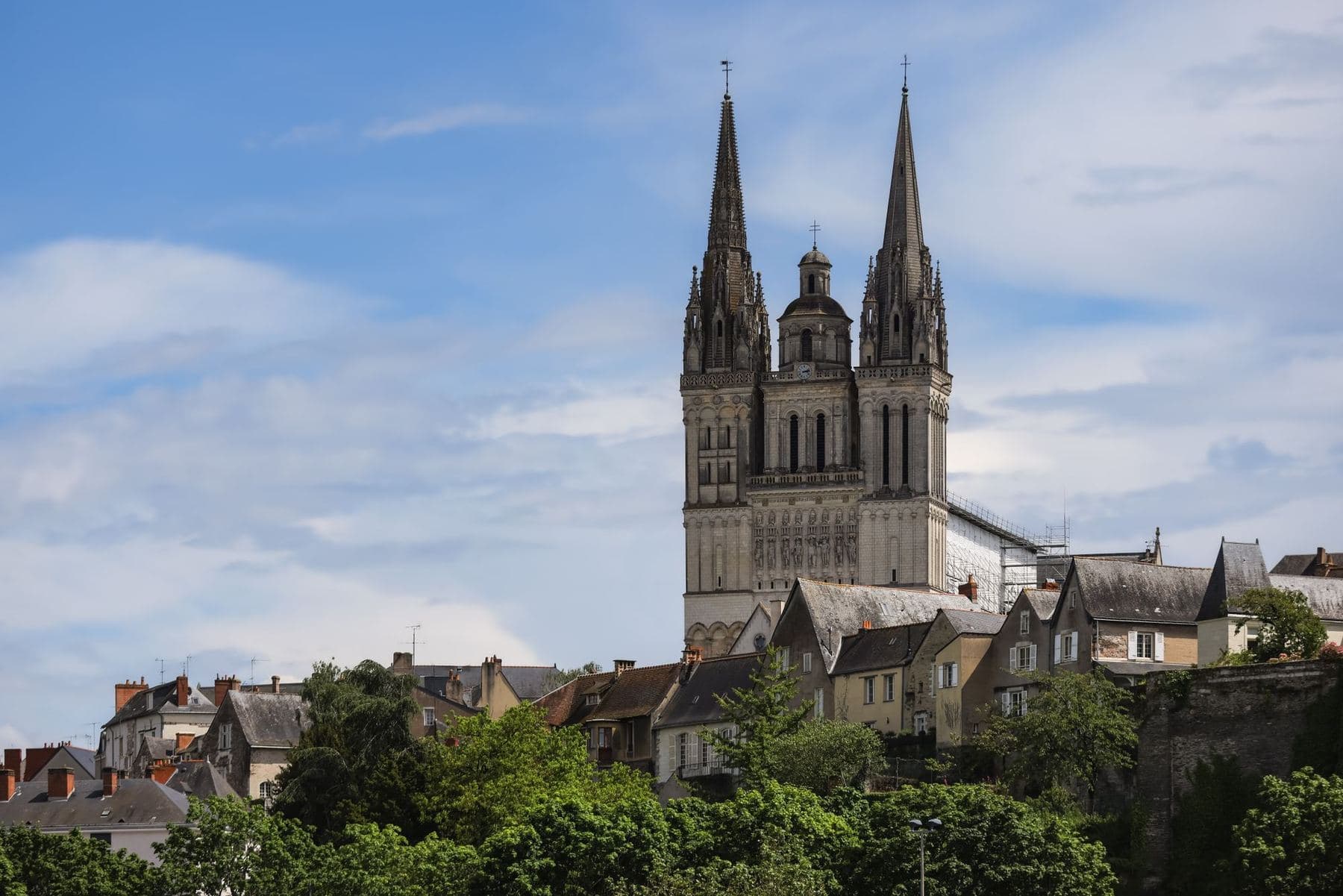 Les flèches de la cathédrale Saint-Maurice au-dessus des toits d'Angers