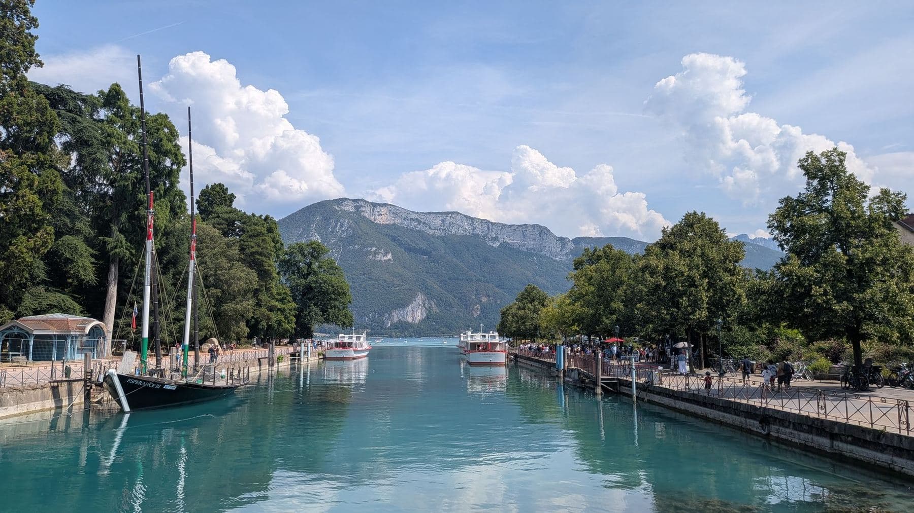 Un canal d'Annecy ouvrant sur le lac et les montagnes