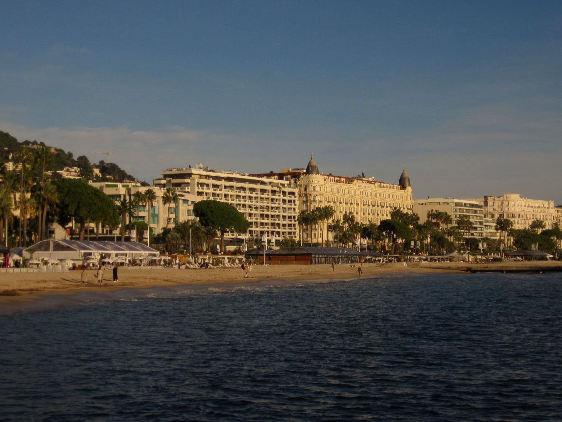 Le front de mer de la Croisette à Cannes au coucher du soleil