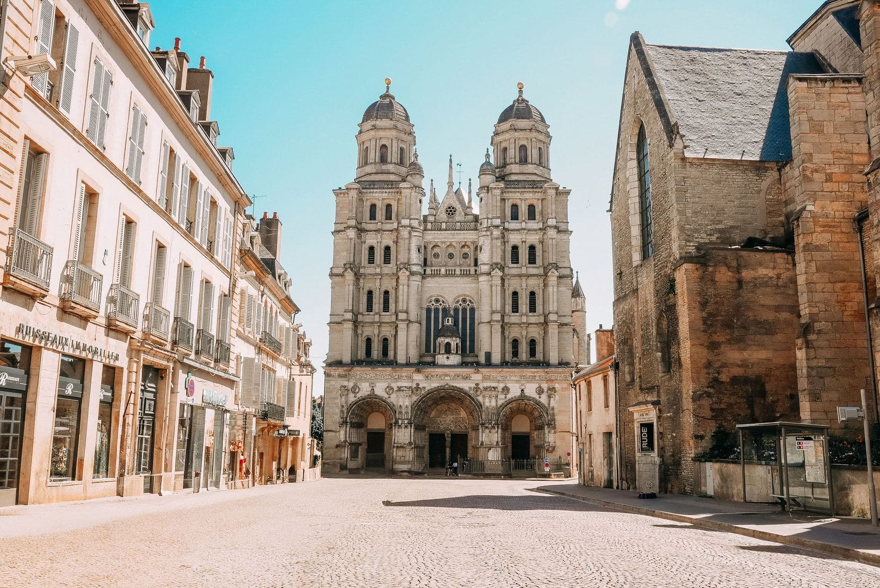 L'église Saint-Michel au bout d'une rue du centre de Dijon