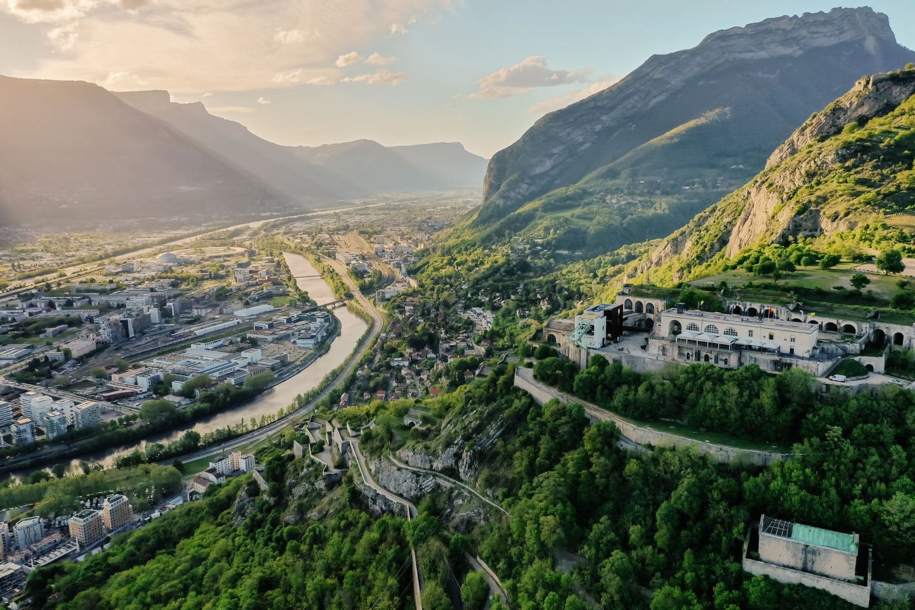 Grenoble, l'Isère et les montagnes vues du ciel