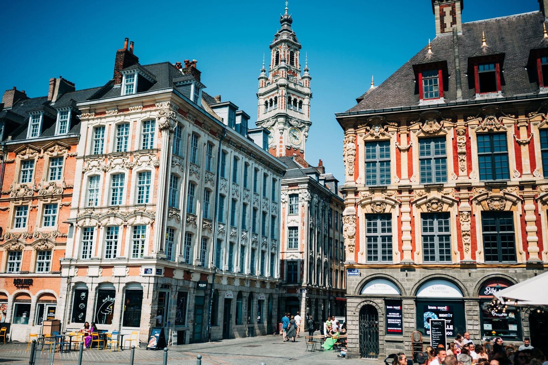Les façades flamandes et le beffroi de la Grand Place à Lille