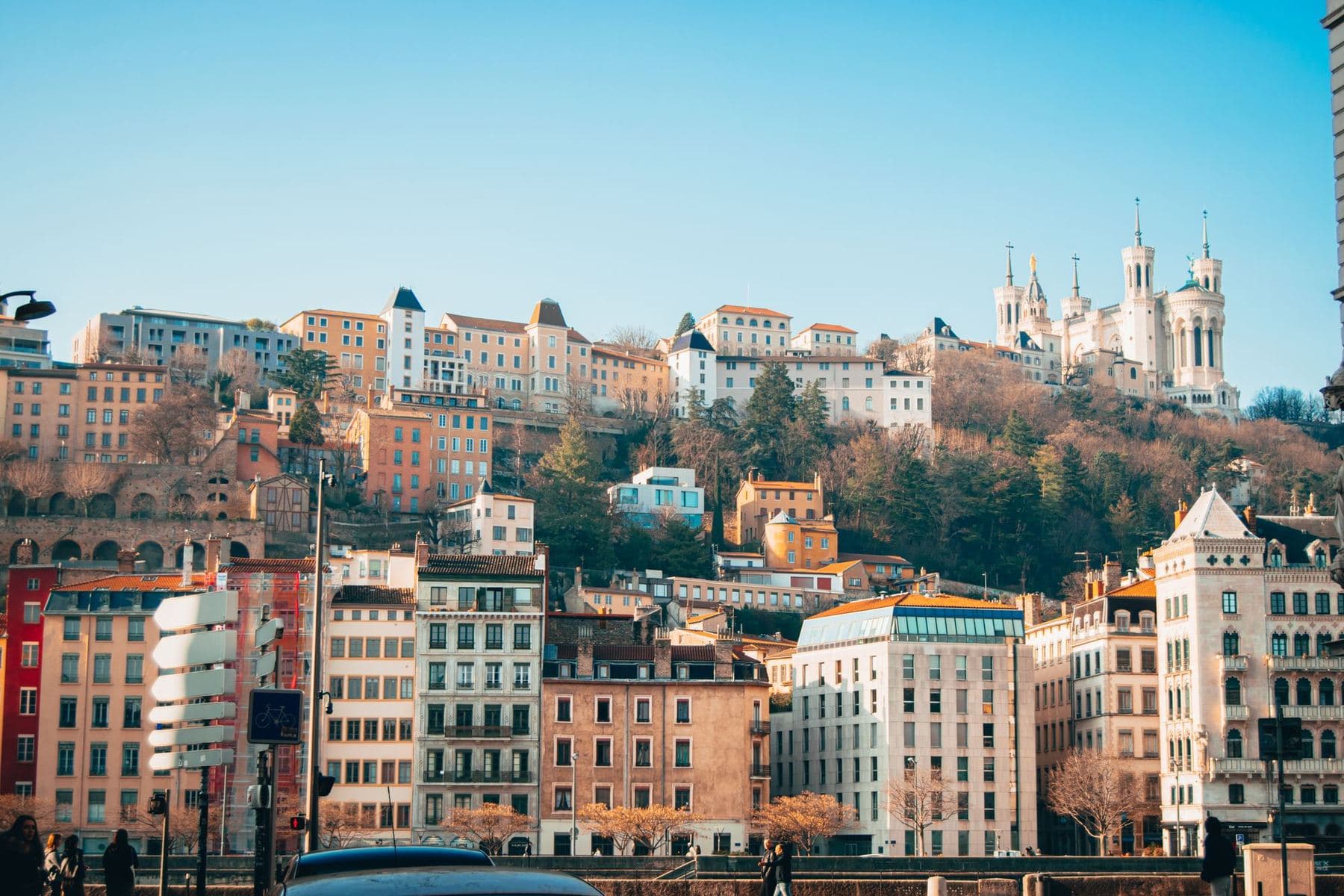 Les façades colorées de Lyon au pied de la basilique de Fourvière
