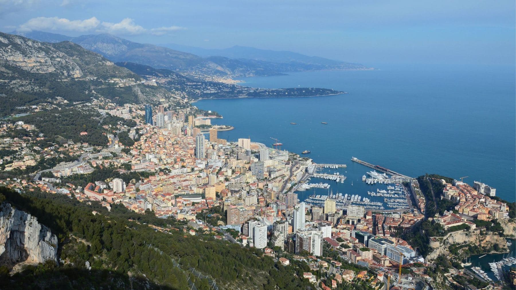 Vue sur Monaco, son port et la Méditerranée