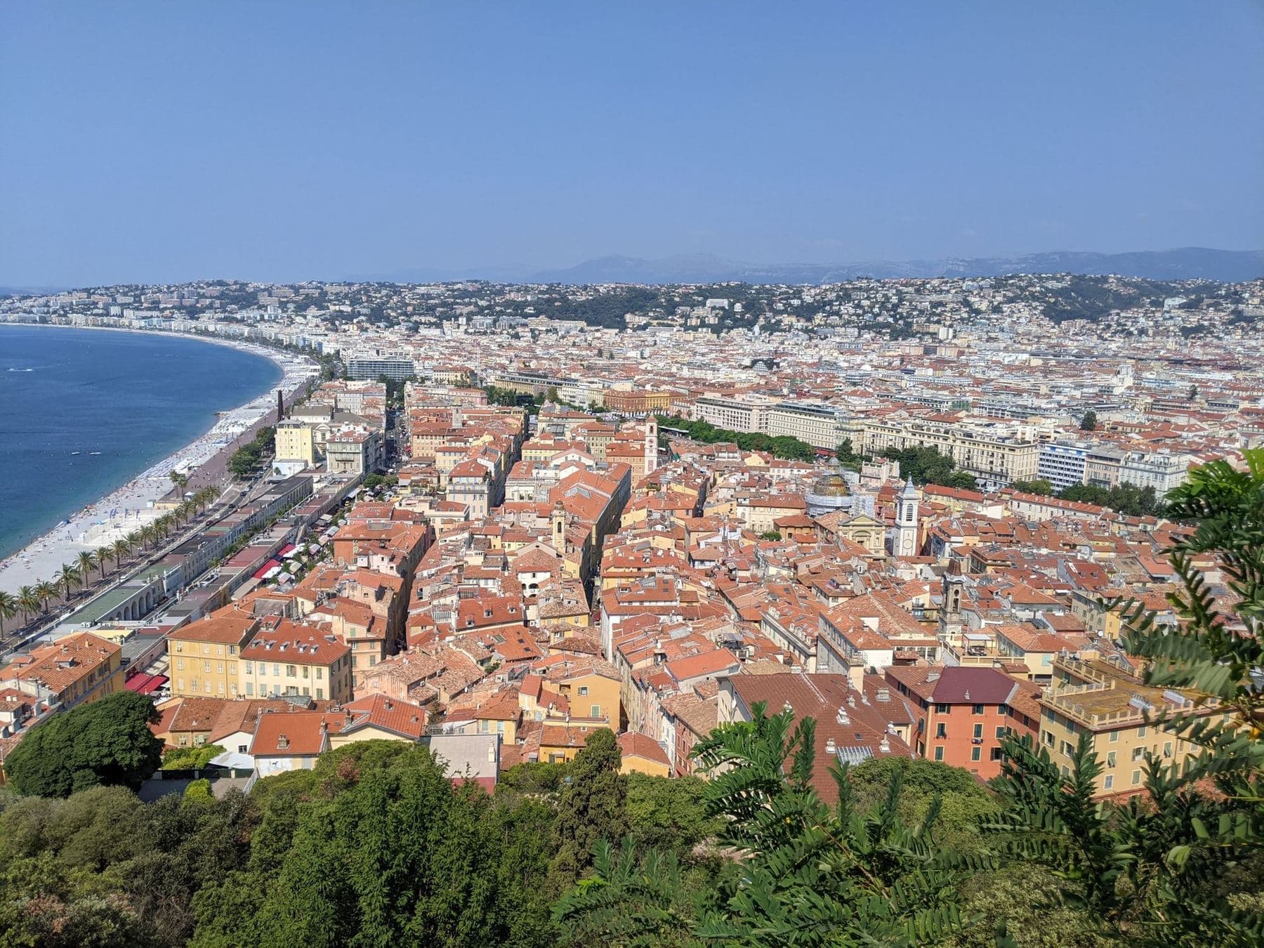 La baie des Anges et les toits de Nice