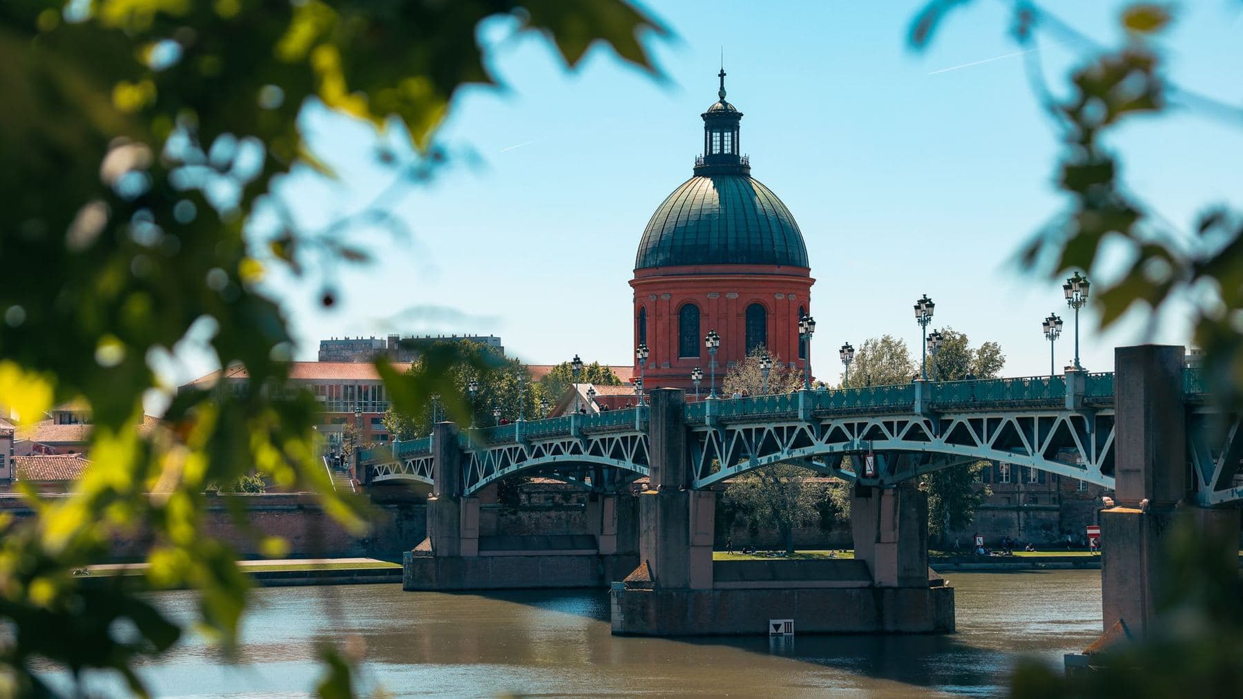 Le pont Saint-Pierre et le dôme de la Grave sur la Garonne à Toulouse
